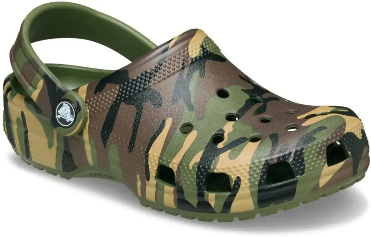 Crocs militari con stampa mimetica verde e marrone, perfetti per avventure all'aperto.