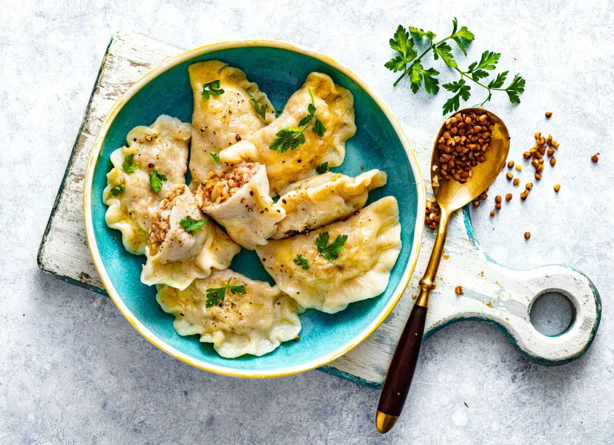 Pyszne pierogi z kaszą gryczaną i serem, idealne na obiad. Sprawdzony przepis na to danie zachwyci każdego.