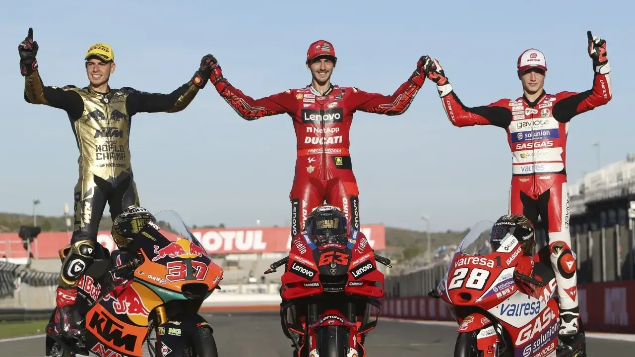 Pecco Bagnaia, campione del mondo MotoGP 2022, festeggia con gli altri piloti. Quanti mondiali ha vinto Pecco Bagnaia? Uno, ma &egrave; il primo della sua carriera in MotoGP.