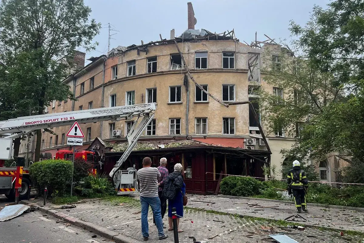 Zniszczony budynek we Lwowie, strażacy sprawdzają, czy jest bezpiecznie. Widać drabinę strażacką i gruzy.