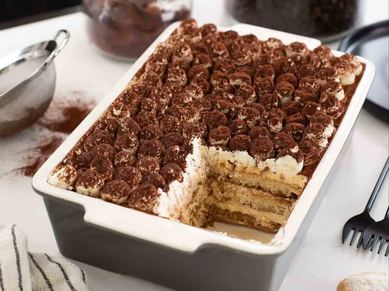 Un d&eacute;licieux tiramisu pour 4 personnes, g&eacute;n&eacute;reusement saupoudr&eacute; de cacao, pr&ecirc;t &agrave; &ecirc;tre d&eacute;gust&eacute;.