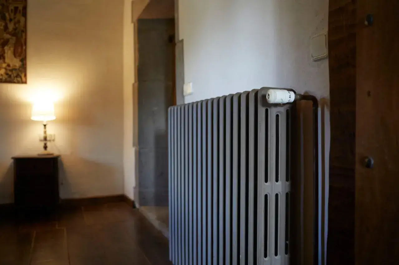 Radiador de hierro fundido con termostato. Es malo encender y apagar la caldera de gas constantemente, mejor mantener una temperatura estable.