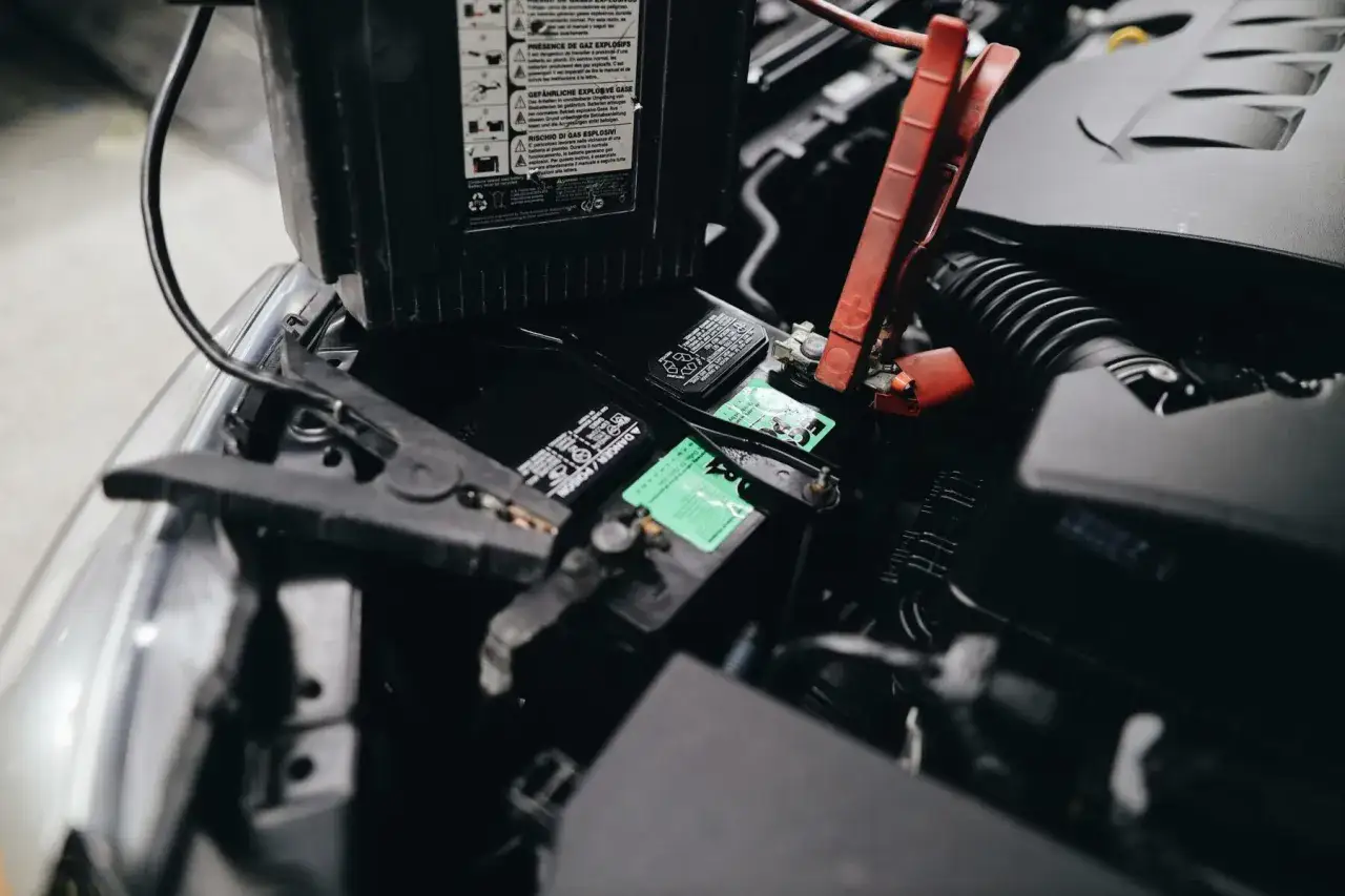 Pinces de d&eacute;marrage connect&eacute;es &agrave; une batterie de voiture. Une illustration de comment charger une batterie.
