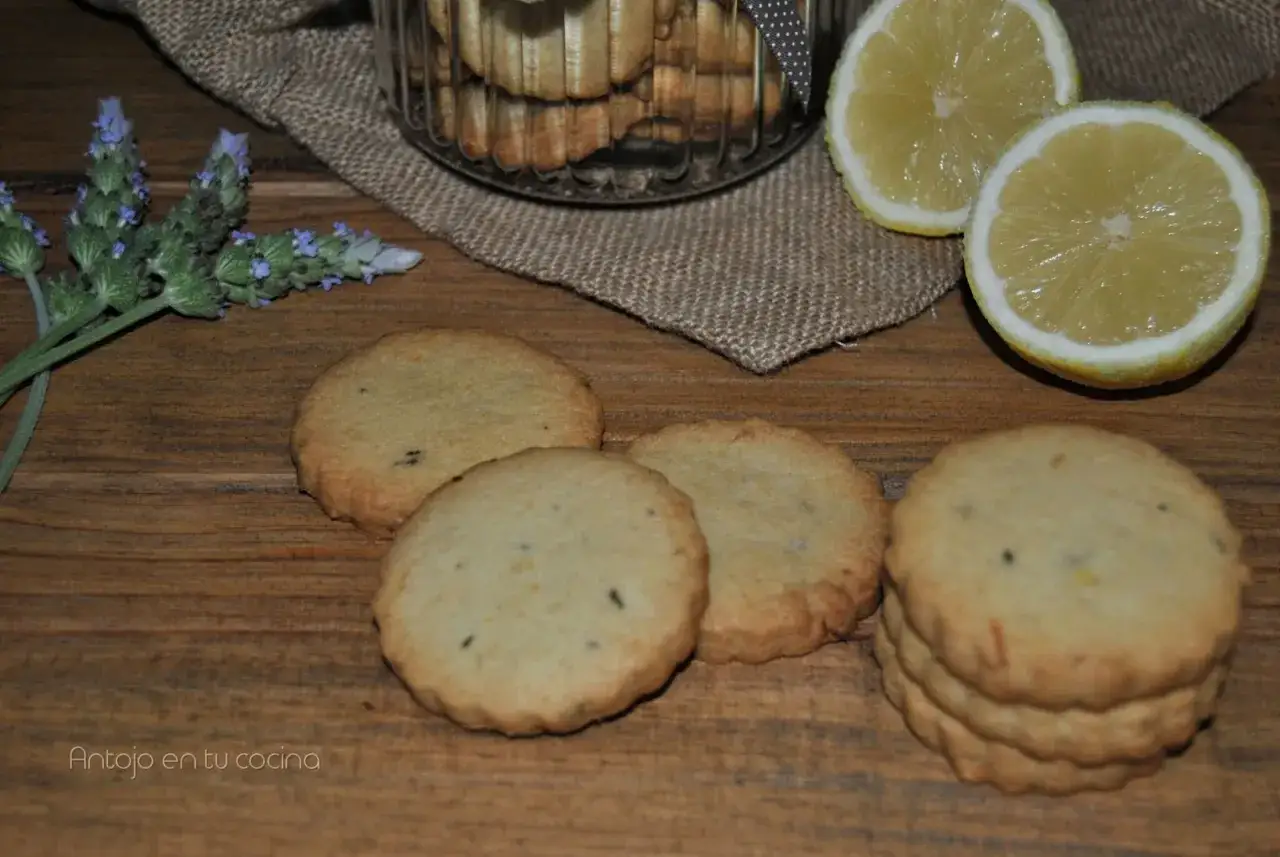 Galletas de lim&oacute;n reci&eacute;n horneadas, con rodajas de lim&oacute;n y lavanda. &iexcl;Un antojo perfecto!
