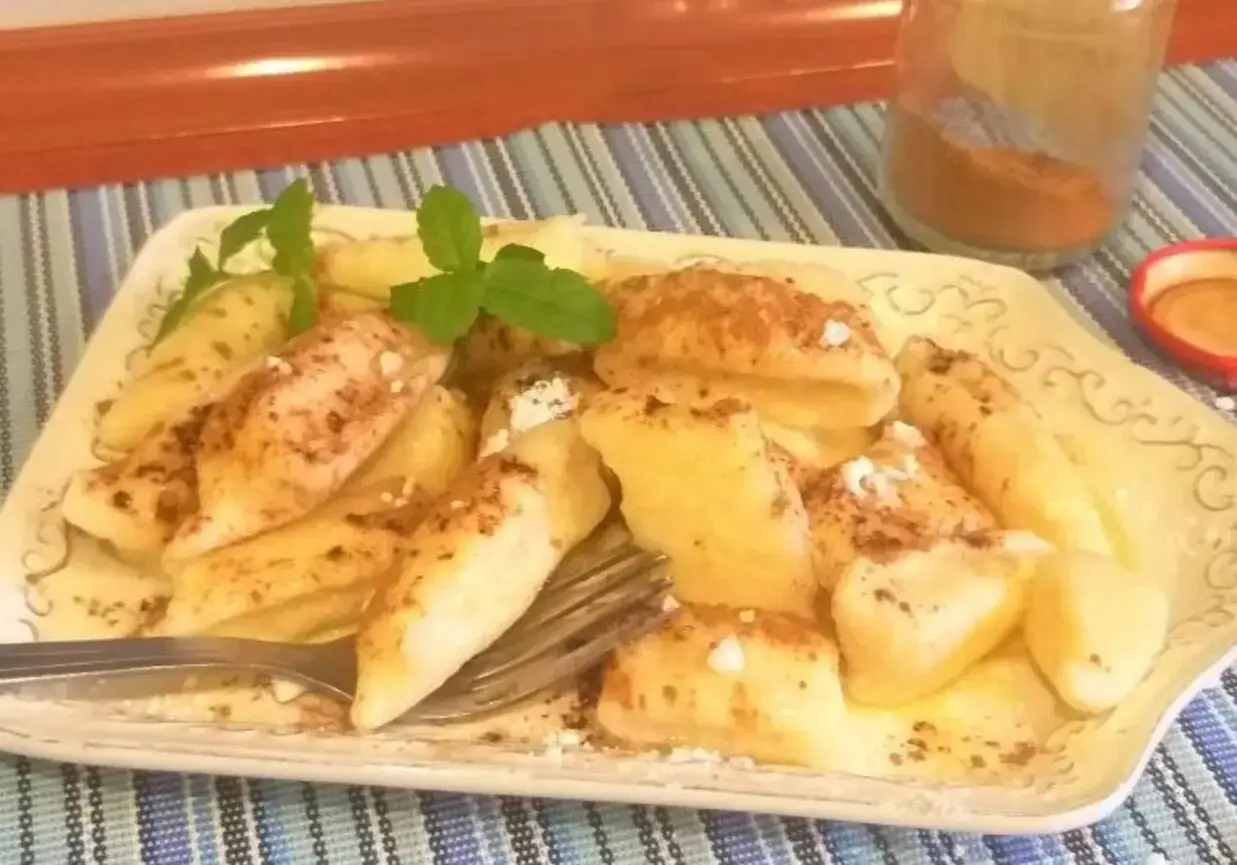 Pyszne kluski leniwe posypane cynamonem i cukrem, udekorowane listkami mięty. Idealne na szybki deser.