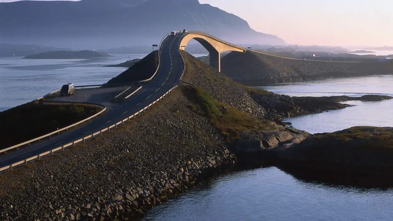 Malownicza droga Atlantic Road w Norwegii z charakterystycznym mostem łukowym nad wodą.