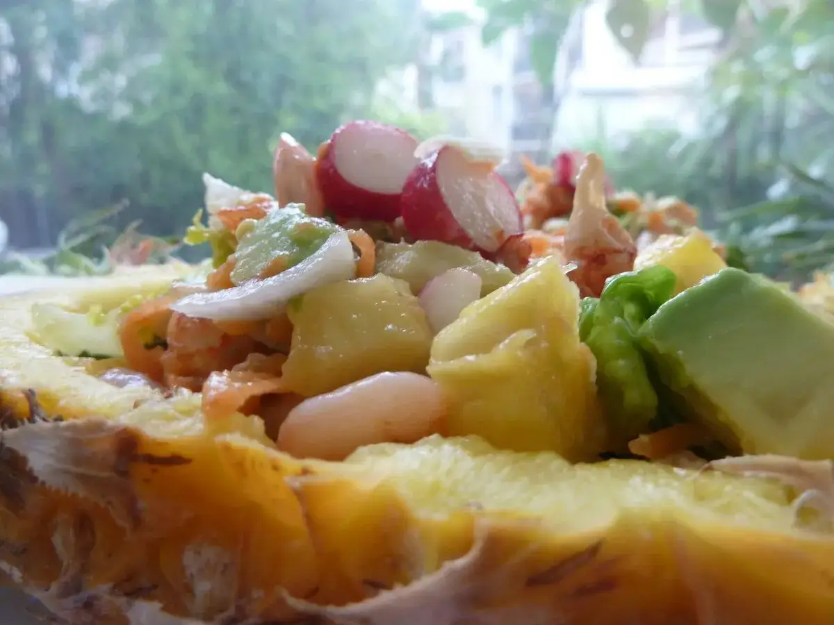 salade de fruits exotiques en coque d'ananas