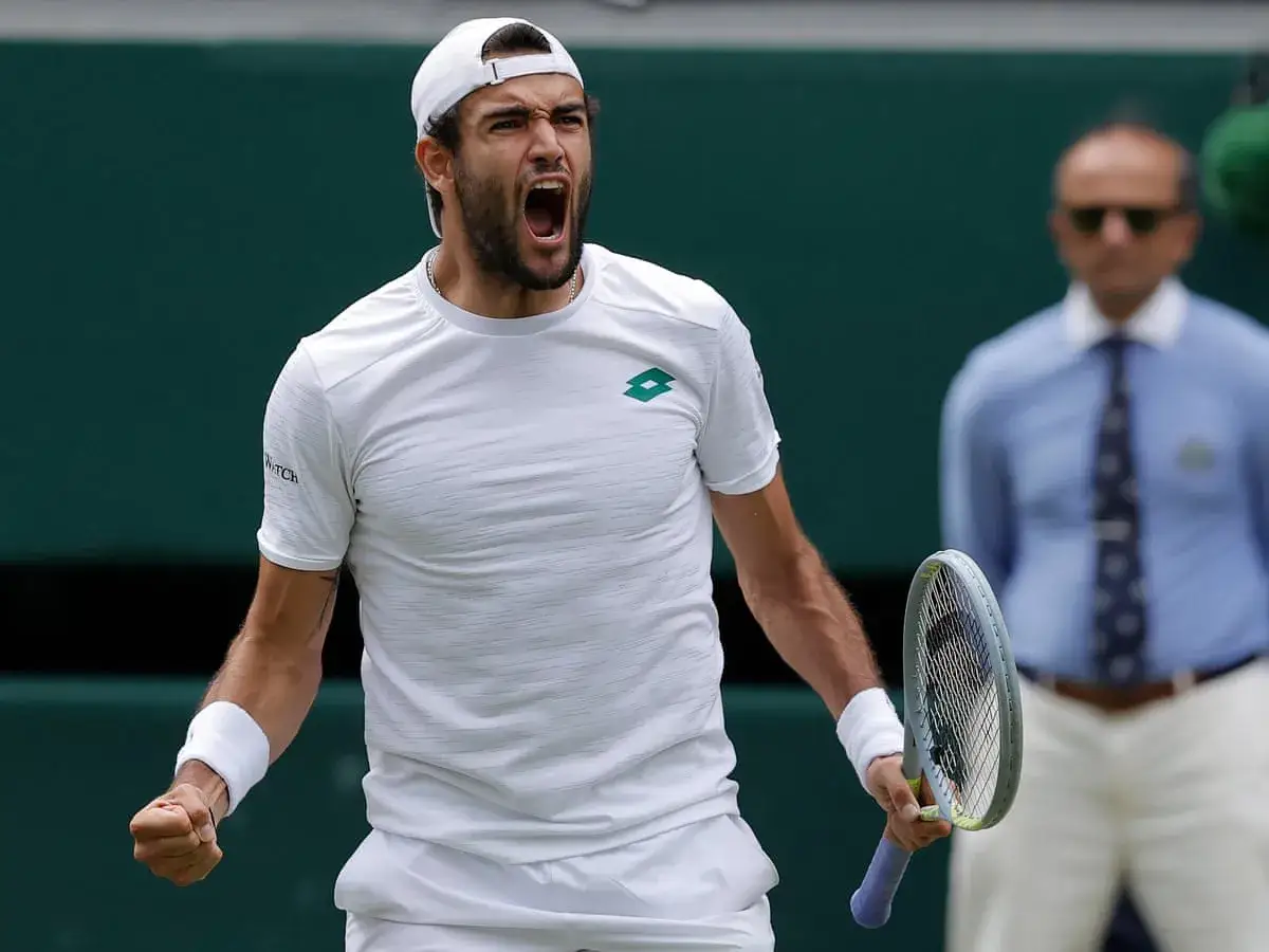 Berrettini, włoski tenisista, krzyczy z radości po wygranym punkcie.