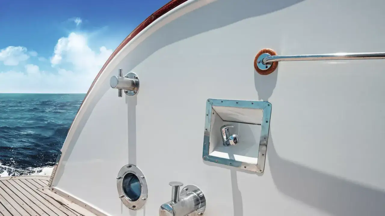 Bateau de luxe avec robinetterie chromée intégrée, prêt pour l'aventure. Sika 591 fiche technique.