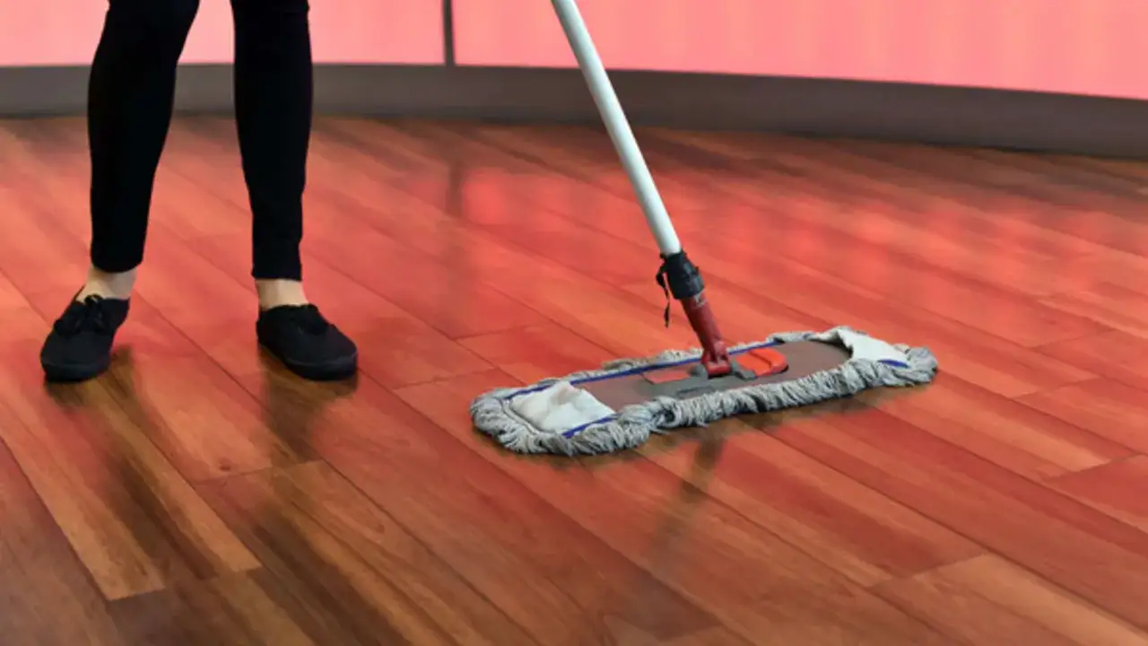 Schmierseife ist ideal f&uuml;r die Reinigung von Holzb&ouml;den. Hier wird ein Boden mit einem Mopp und Schmierseife gereinigt.