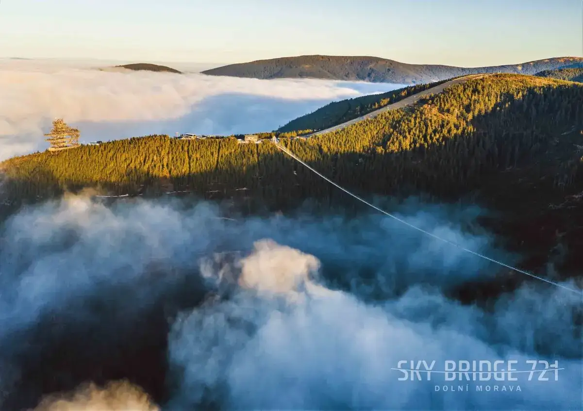 Niesamowity wiszący most w Czechach, Sky Bridge 721, przecina gęsty las i morze chmur, oferując zapierające dech w piersiach widoki.