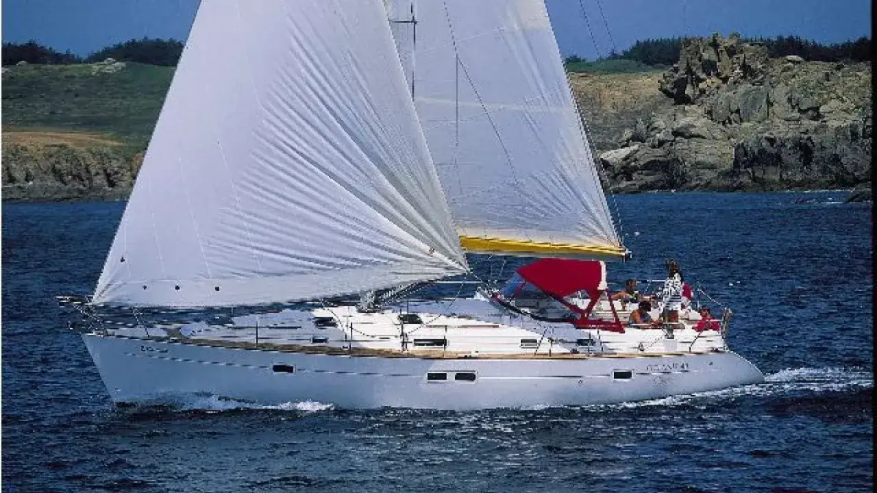 Voilier Oceanis 411 naviguant en mer, voiles blanches gonflées par le vent. Idéal pour découvrir les caractéristiques de l'Oceanis 411 fiche technique.