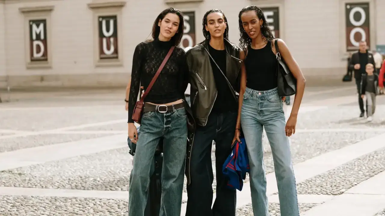 Tres modelos lucen el **wide leg significado** en su máxima expresión, con jeans de corte ancho que definen la moda urbana.