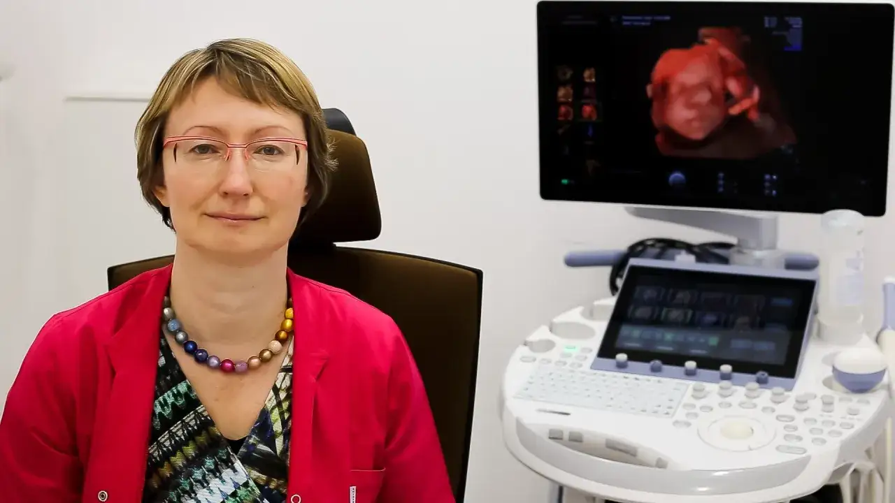Lekarka w Częstochowie oferuje badania prenatalne. Na ekranie USG widoczny obraz płodu.