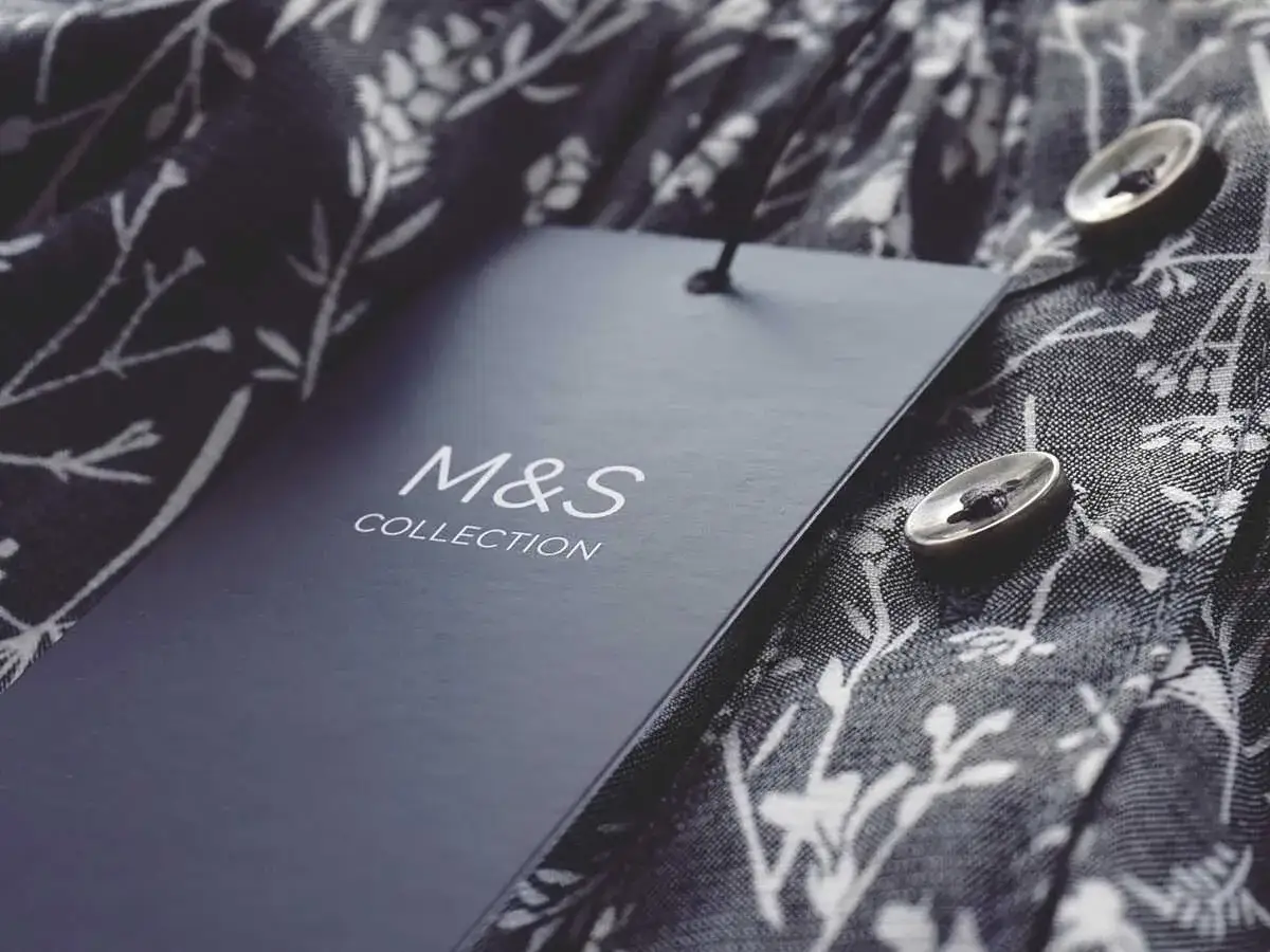&Eacute;tiquette M&S Collection sur un tissu fleuri. Astuce pour savoir comment d&eacute;coller une &eacute;tiquette sans l'abimer.