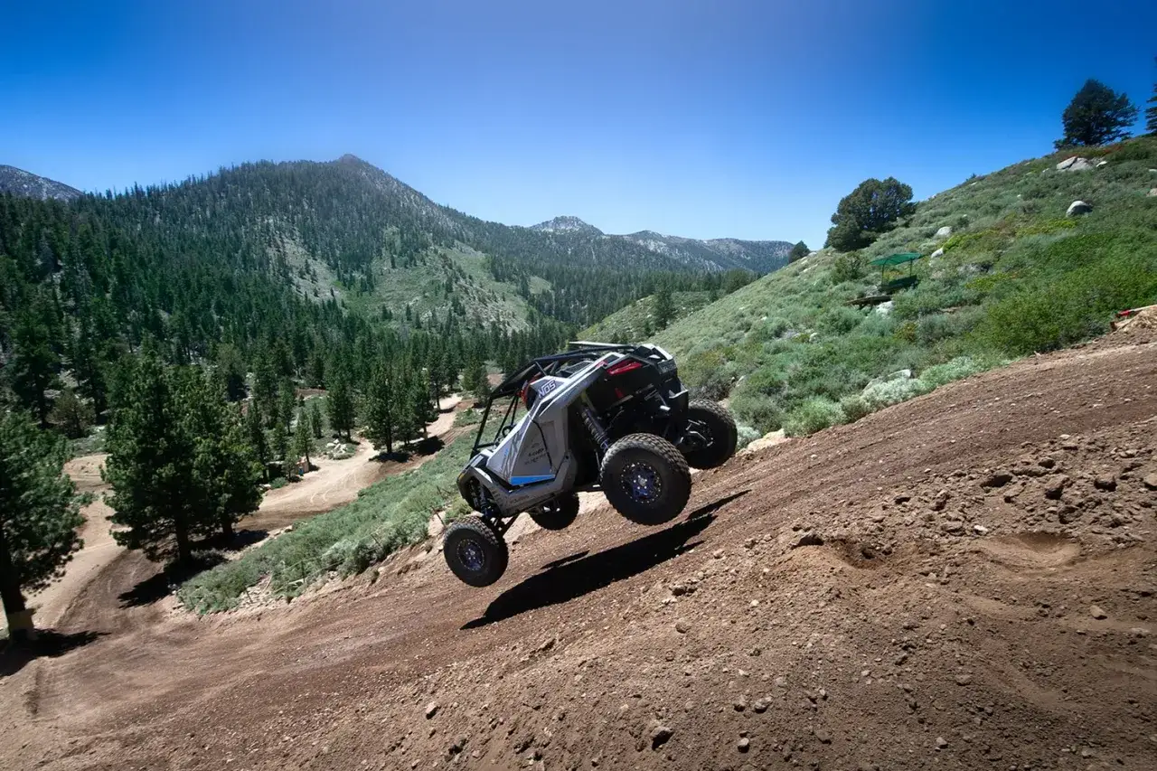Veh&iacute;culo todoterreno en acci&oacute;n, demostrando lo que es el offroad: adrenalina y naturaleza salvaje.