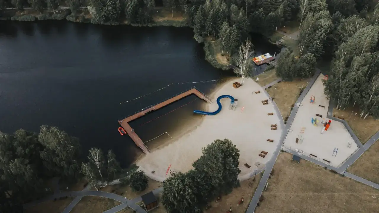 Plaża i kąpielisko w Nowogrodzie Bobrzańskim z pomostem, zjeżdżalnią i placem zabaw.