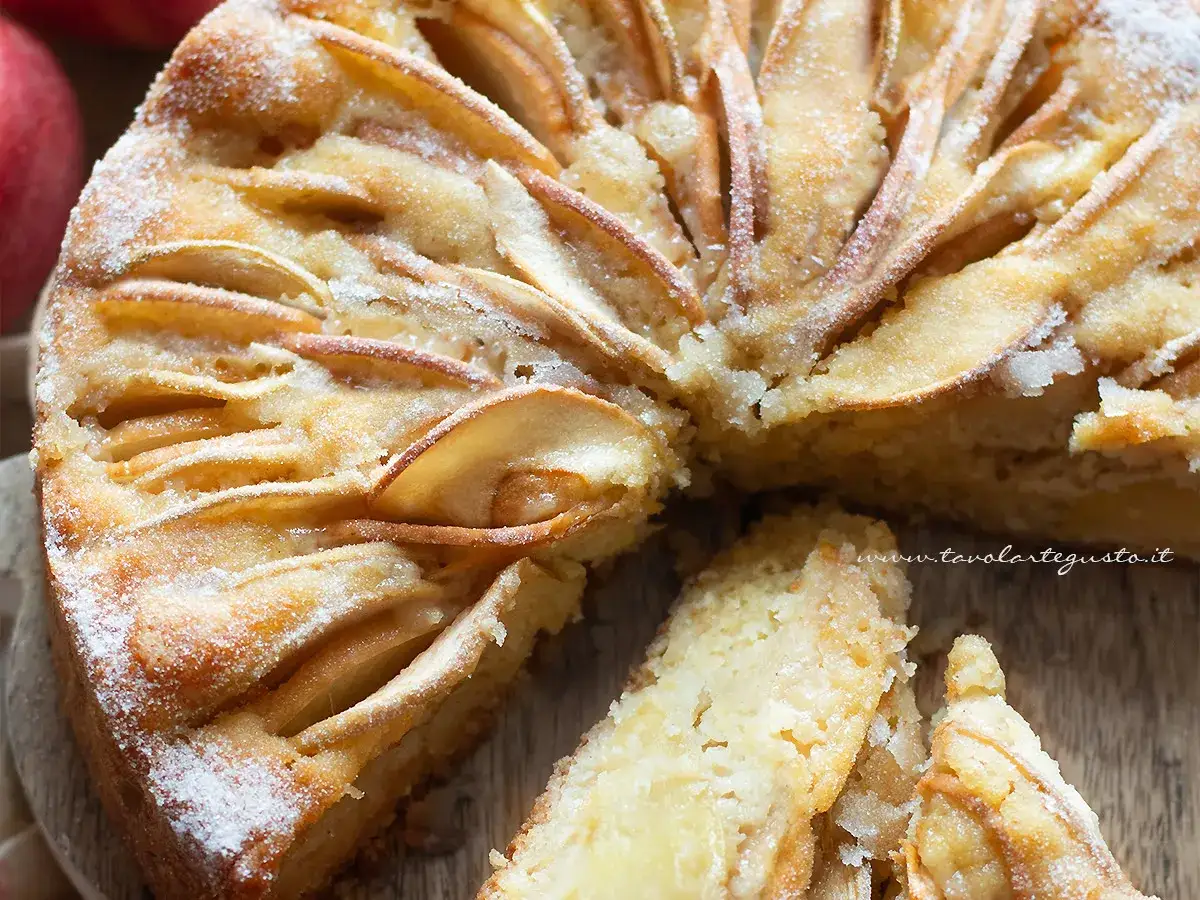 Torta di mele dorata, cosparsa di zucchero a velo, un'idea per dolci senza zucchero.