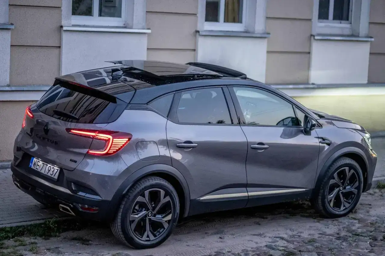 Szary Renault Captur z czarnym dachem i panoramicznym szyberdachem. Zastanawiasz się, jaki silnik wybrać do tego modelu?