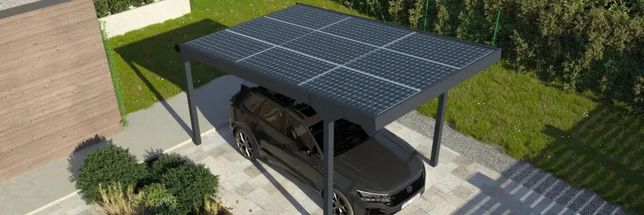 En modern carport med solceller p&aring; taket skyddar en m&ouml;rk bil. Gr&ouml;nskande tr&auml;dg&aring;rd och en tr&auml;fasad syns i bakgrunden.