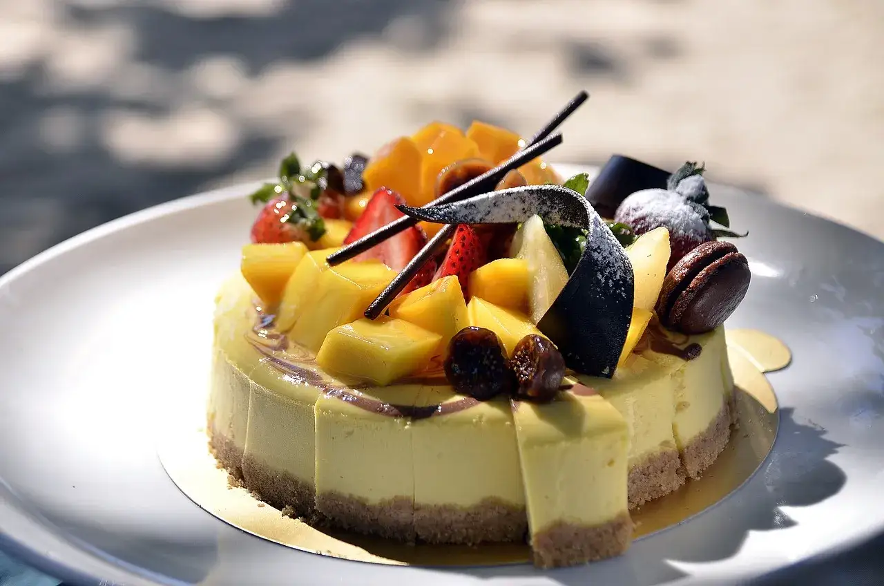 Pyszne ciasto z mango, truskawkami i czekoladą. Zastanawiasz się, ile kalorii ma kawałek ciasta? To zależy od składników!