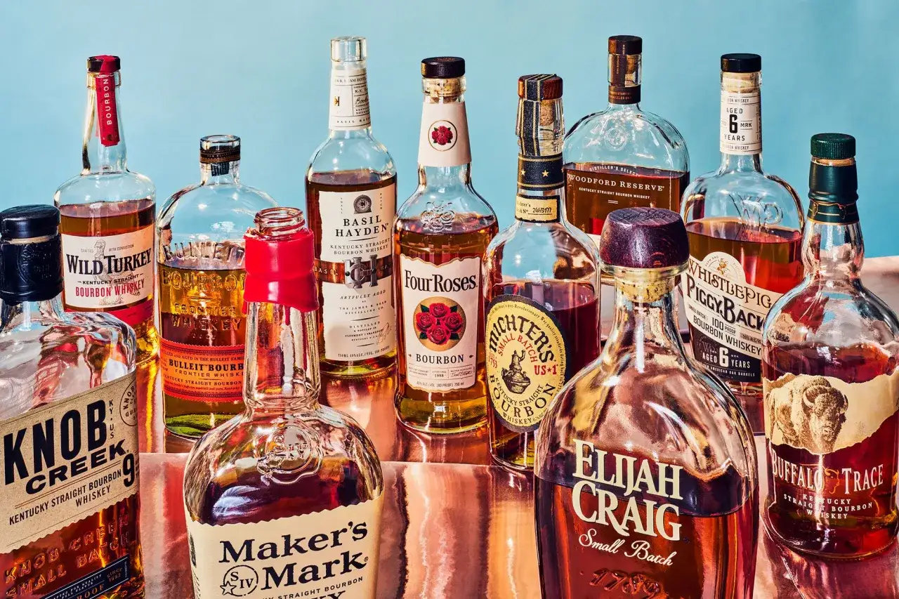 Kolekcja butelek bourbonu: Wild Turkey, Bulleit, Basil Hayden, Four Roses, Michter's, Woodford Reserve, WhistlePig, Elijah Craig, Buffalo Trace, Knob Creek, Maker's Mark.