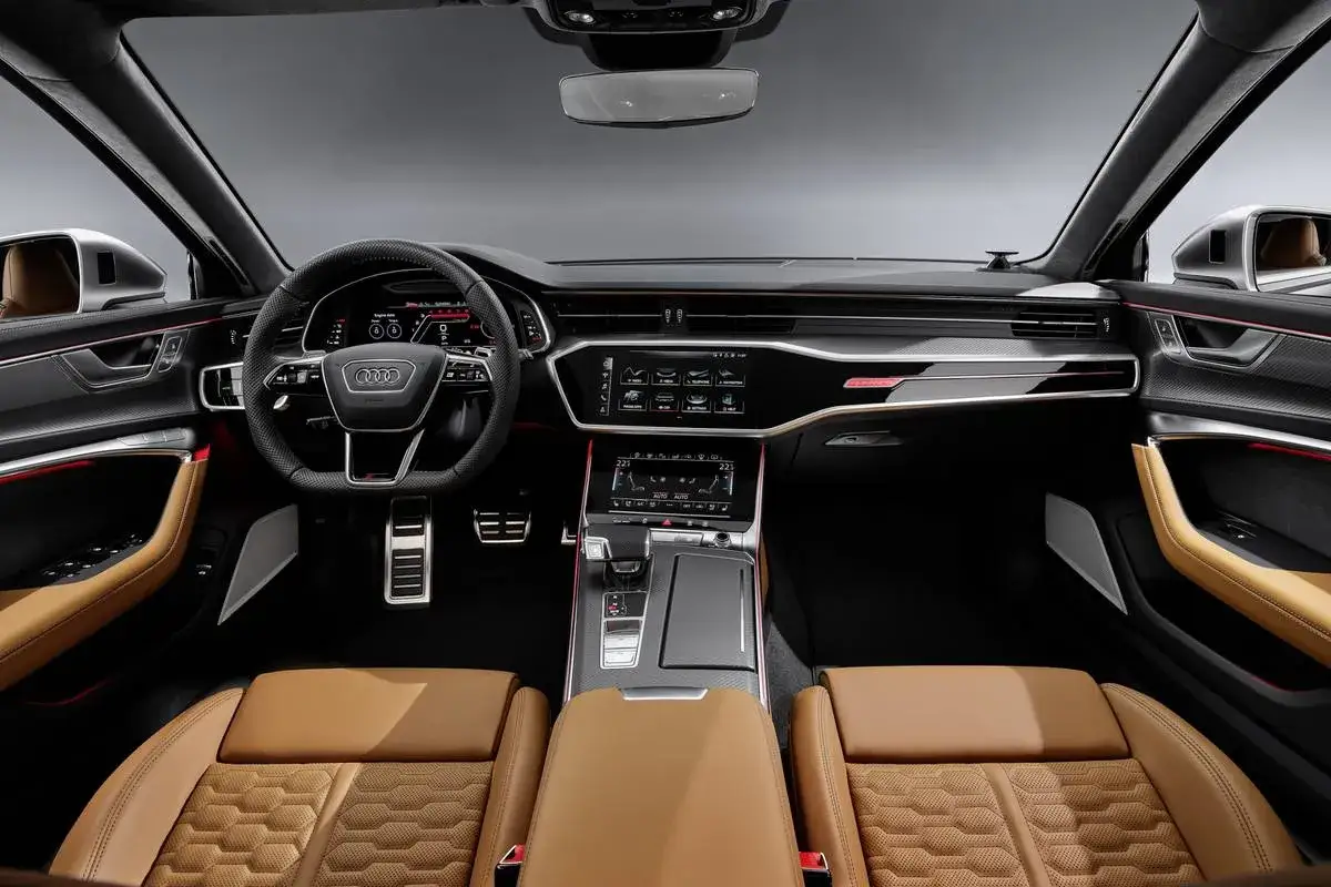 Wnętrze Audi RS6 Avant: skórzana tapicerka, cyfrowe zegary i nowoczesny kokpit.