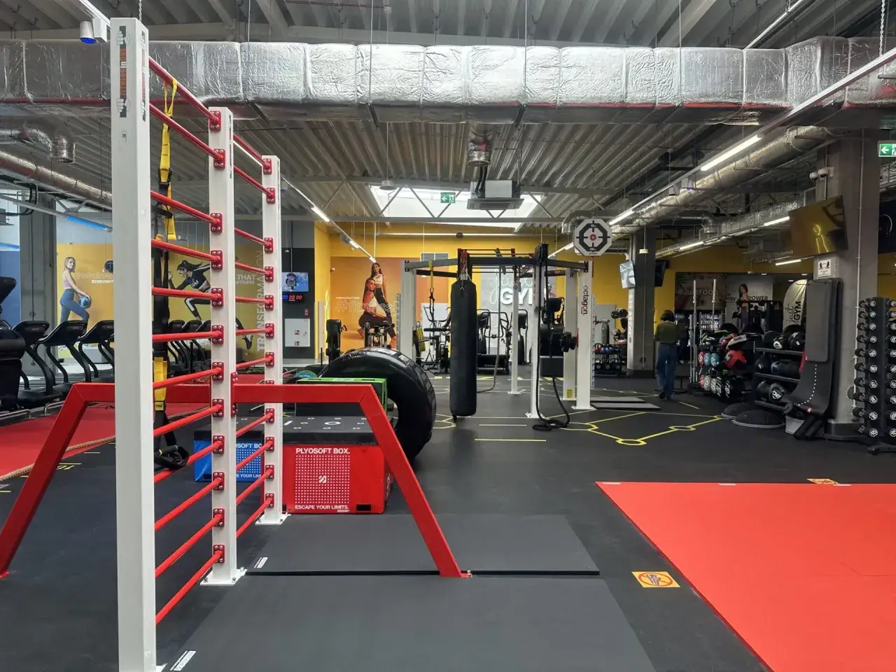 Siłownia Just Gym. Tu dowiesz się, jak wejść na Multisport. Sprzęt do ćwiczeń, bieżnie, mata, worek treningowy.