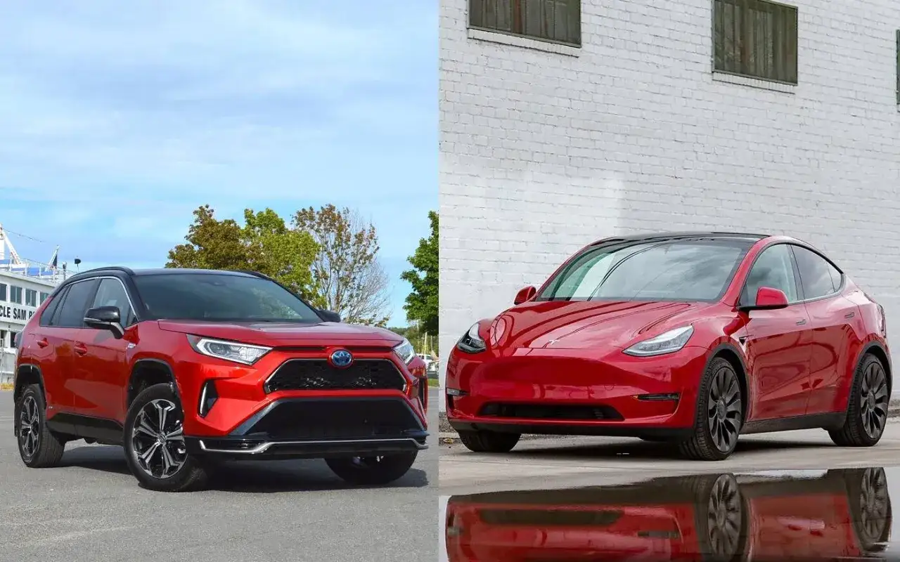 Due auto rosse a confronto: un SUV Toyota e una Tesla, candidate a diventare l'auto più venduta al mondo.