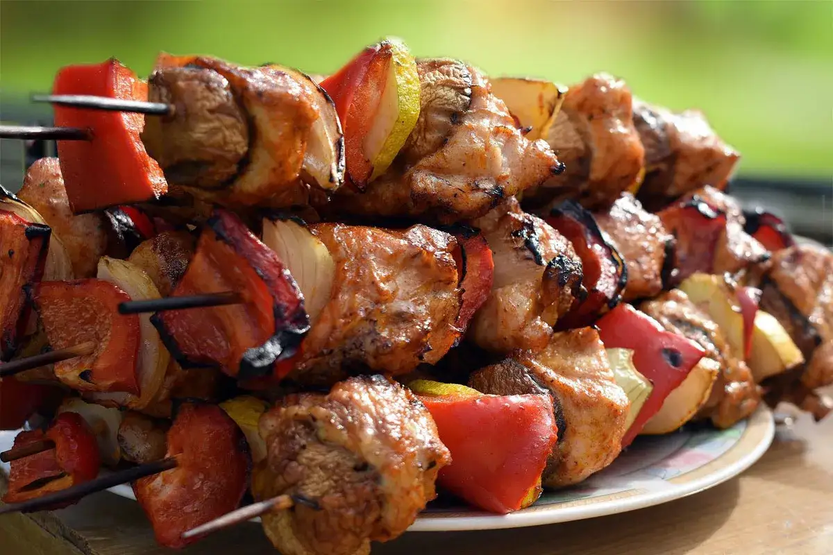 Saftige Spieße mit Fleisch, Paprika und Zwiebeln – ein klassisches Schaschlik Rezept Original, perfekt gegrillt.