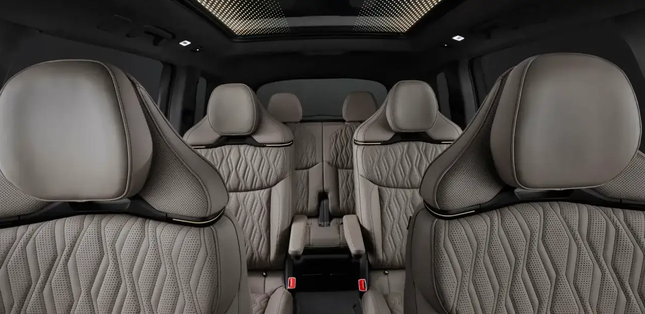 Luksusowe wnętrze Audi Q9 z pikowanymi skórzanymi fotelami i panoramicznym dachem. Sprawdź audi q9 cena i poczuj komfort.