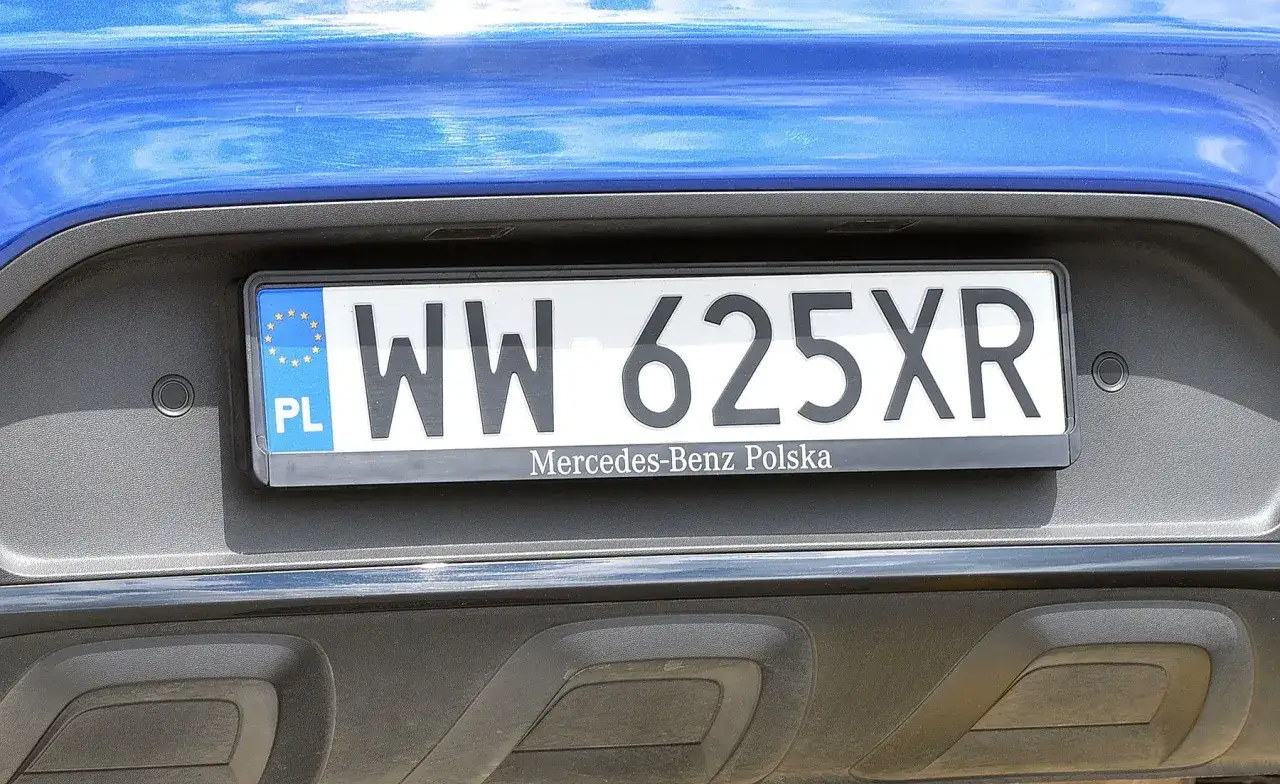 Niebieski Mercedes-Benz z tyłu, z tablicą rejestracyjną WW 625XR. Jaka to rejestracja?