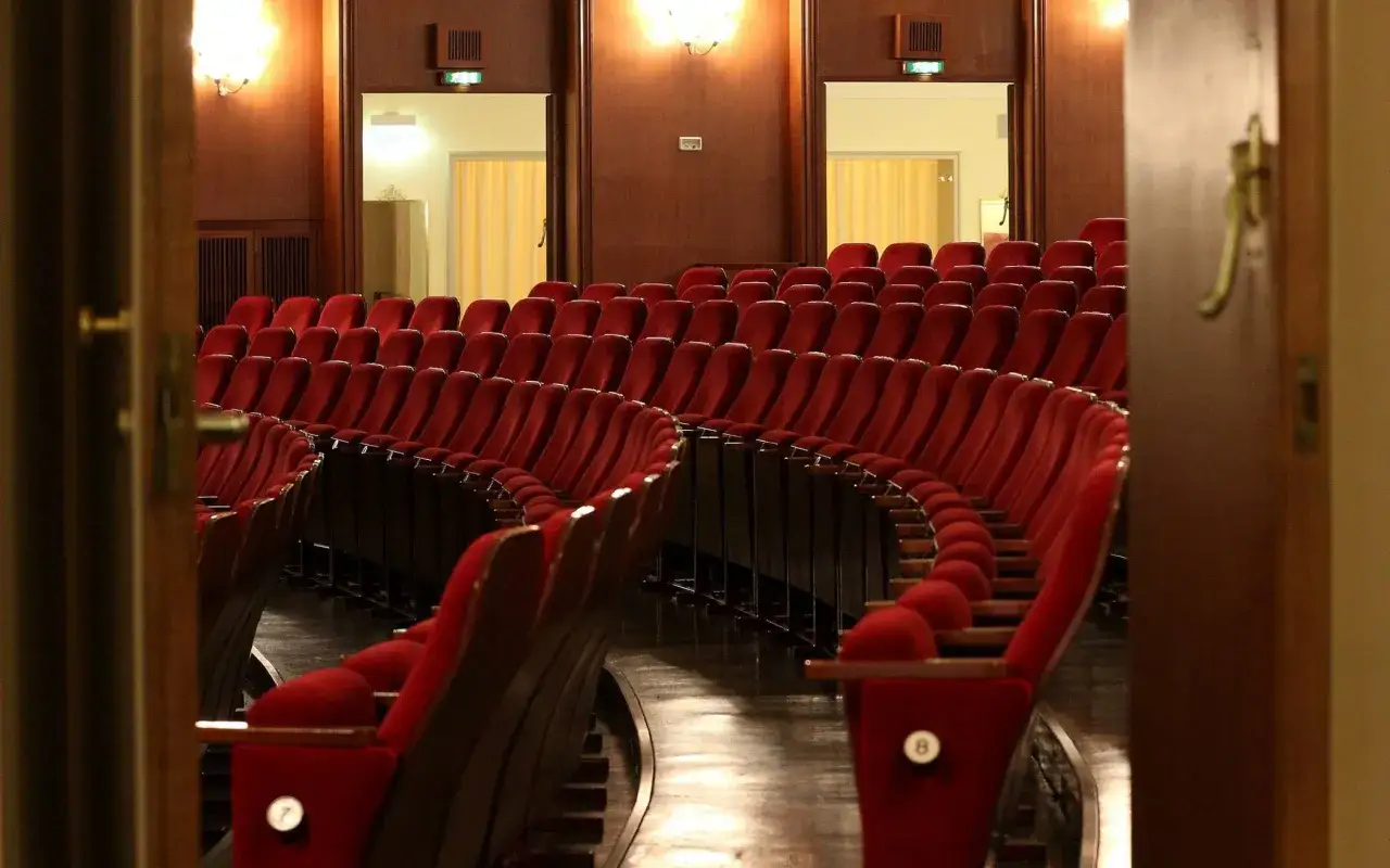Rote Samtsitze im **Theater Remscheid** warten auf Besucher. Die G&auml;nge sind leer, die B&uuml;hne ist bereit.