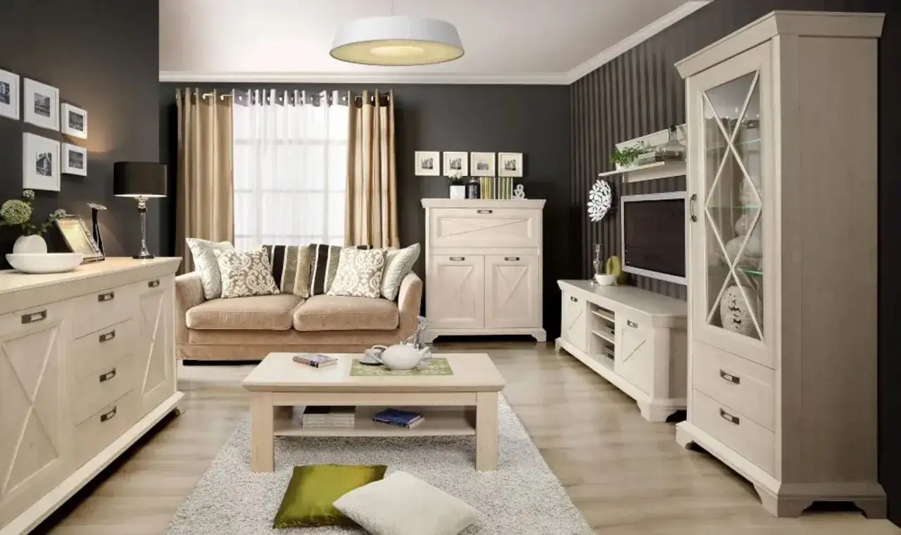 Przytulny salon z **czarną ścianą w salonie**, beżową kanapą, jasnymi meblami i dywanem.