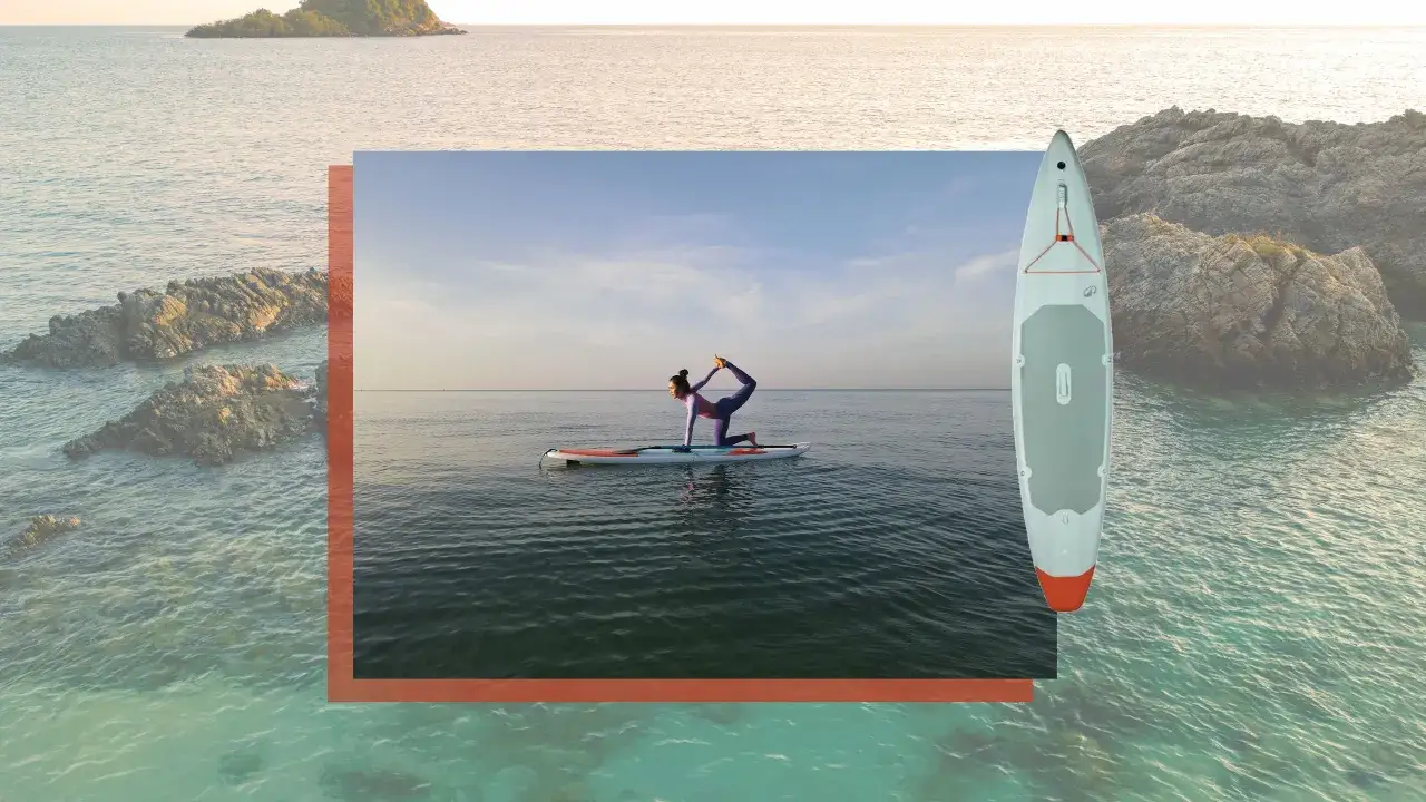 Frau macht Yoga auf einem SUP-Board im Meer. Ein weiteres SUP-Board liegt daneben.