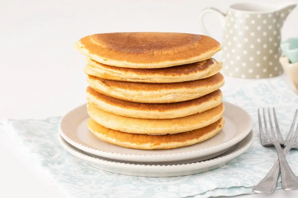 Pila de tortitas doradas, perfectas para tu próxima receta.