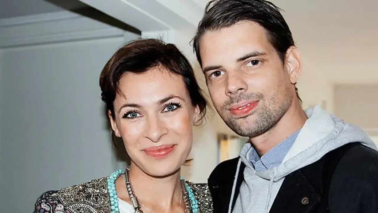Amanda Schulman ung med en man. Hon bär en glittrig jacka och turkost halsband.