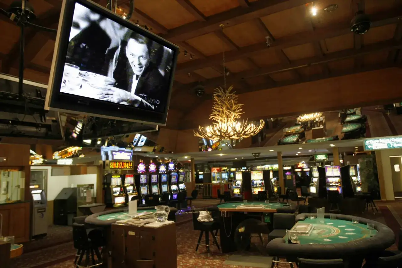 Frank Sinatra im Casino, ein Hauch von Frank Sinatra Mafia-Glamour in dieser Spielbank mit Spielautomaten und Tischen.
