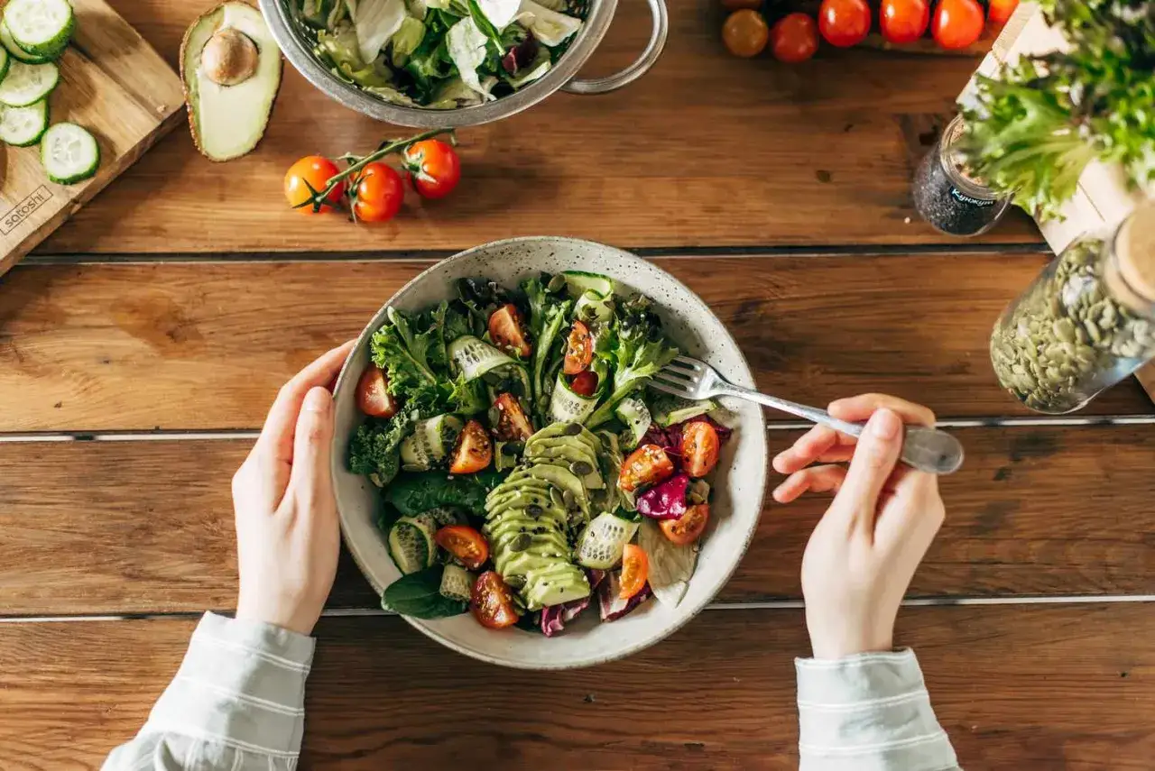 Frische Lebensmittel mit B6: Ein bunter Salat mit Avocado, Tomaten und Gurken, bereit zum Genießen.