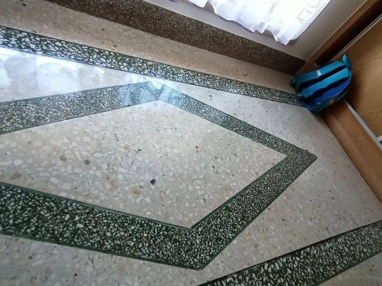 Podłoga z lastryko z geometrycznym wzorem. Dowiedz się, jak odnowić lastryko, by nadać jej nowy blask.
