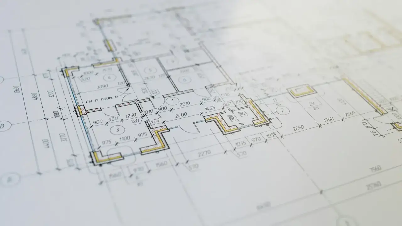Plan architektoniczny z wymiarami pomieszczeń. Rozważania prawne dotyczące własności przez zasiedzenie a spadkobiercy.
