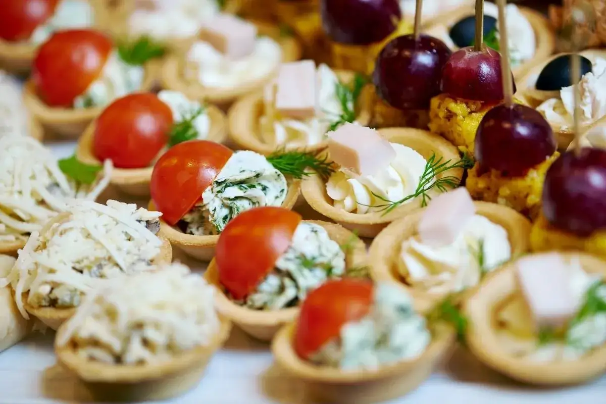 Pyszne tartaletki z pomidorkami, serem i kremem – idealne na catering we Wrocławiu na każdą imprezę.