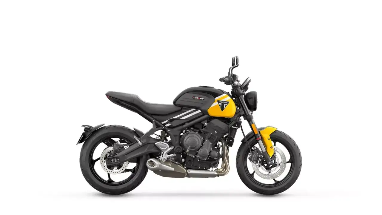 Czarny motocykl Triumph Trident 660 z żółtymi akcentami, gotowy na miejskie wyzwania.
