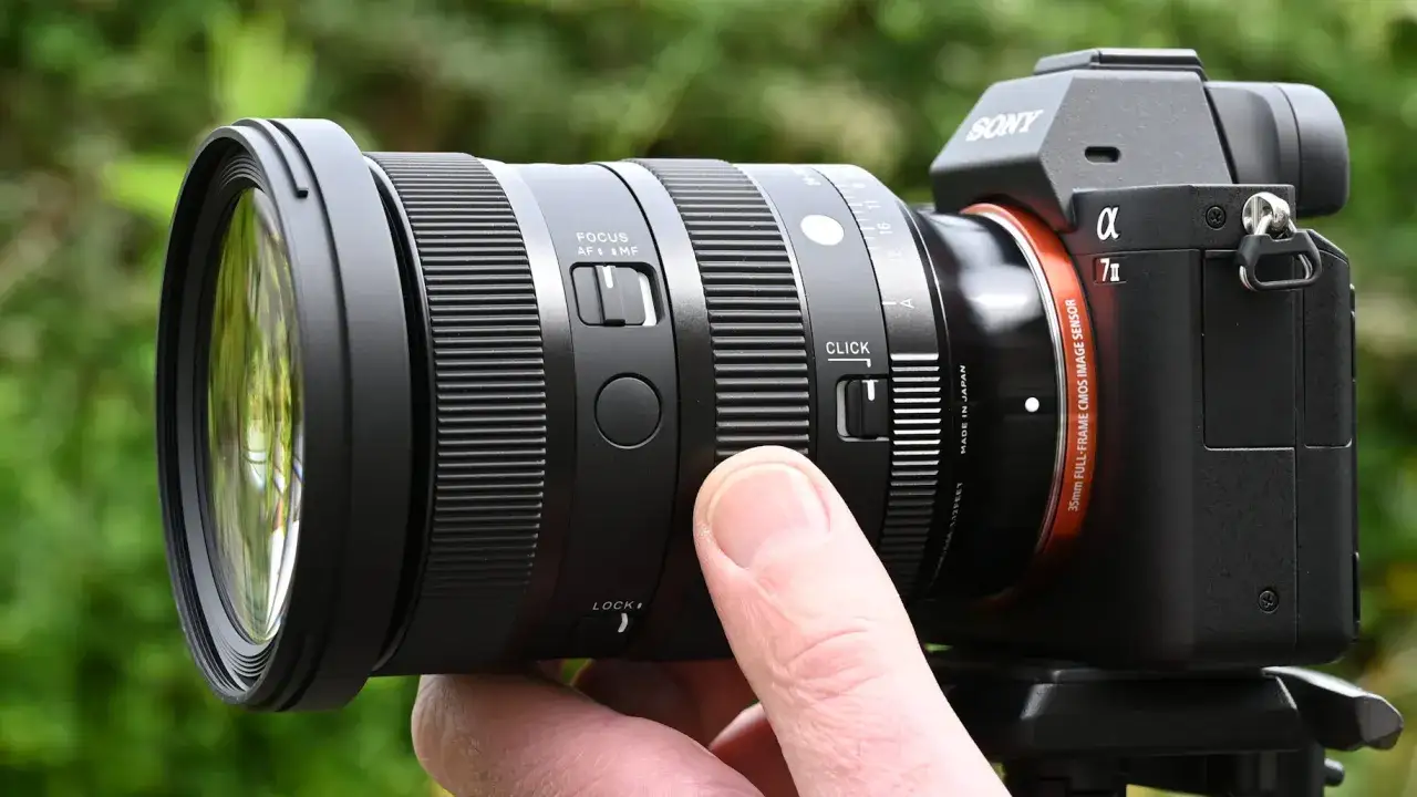 Mano ajustando el objetivo de una Sony a7 IV. El peso del equipo es manejable para largas sesiones.