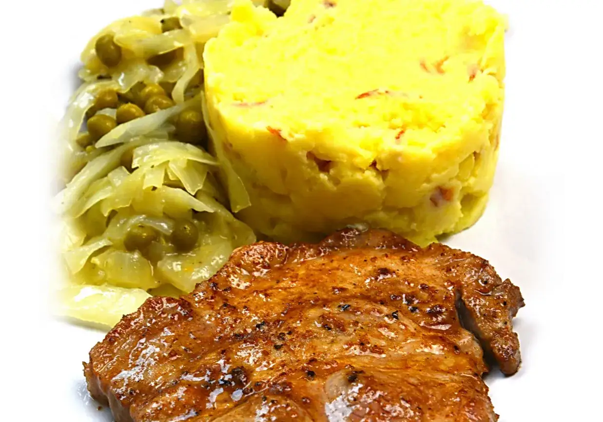 Smażona karkówka z puree ziemniaczanym i kapustą z groszkiem. Idealne danie, co zrobić na szybko z karkówki.