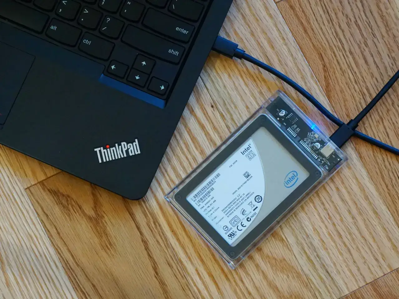 Ein ThinkPad-Laptop ist &uuml;ber USB mit einer externen Festplatte verbunden, die f&uuml;r ein Festplatte Backup verwendet wird.