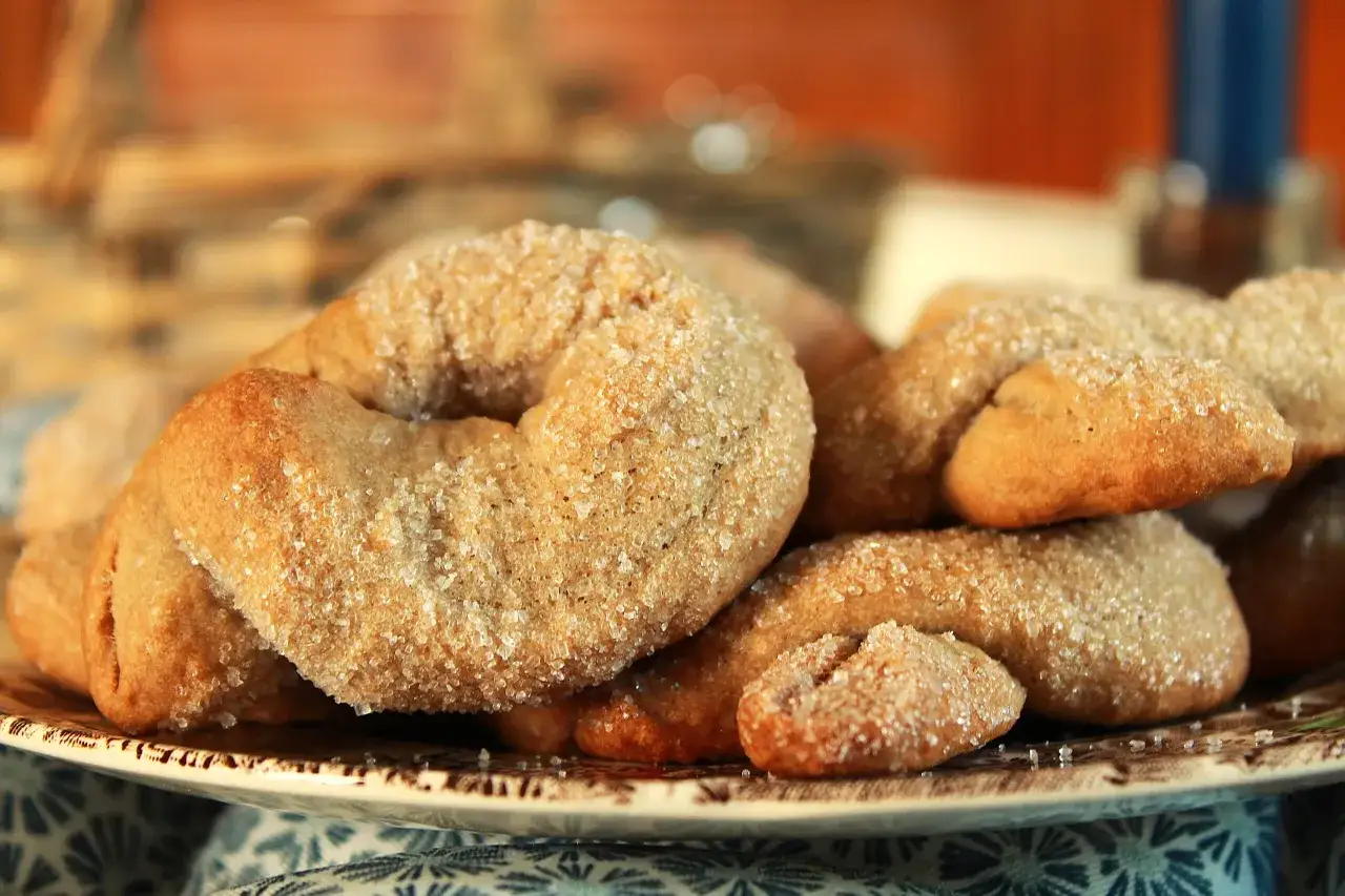Ciambelline al vino dorate e cosparse di zucchero, pronte per essere gustate.