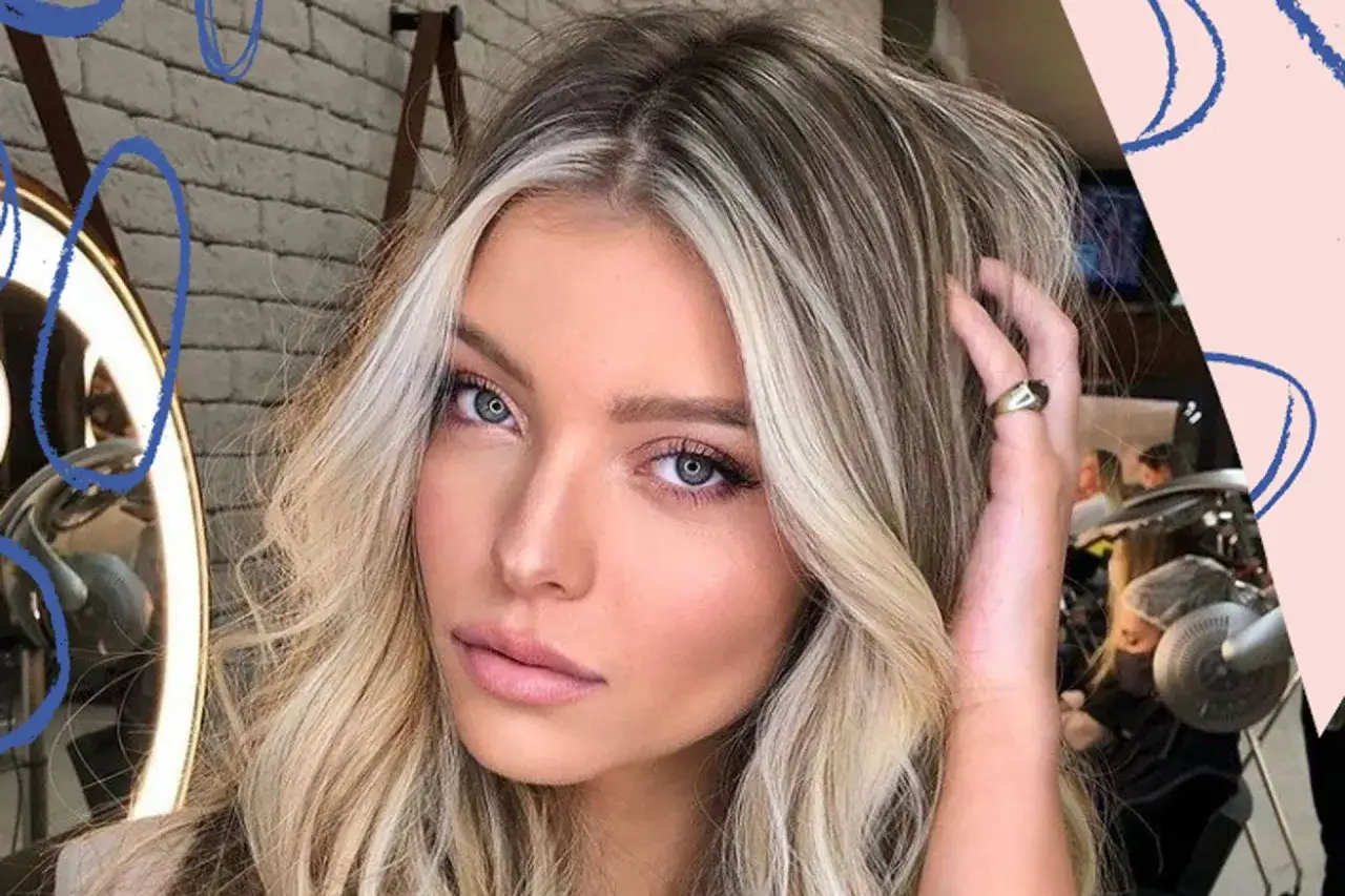 Kobieta z blond włosami i pasemkami, tzw. money piece, w stylizacji na co dzień.