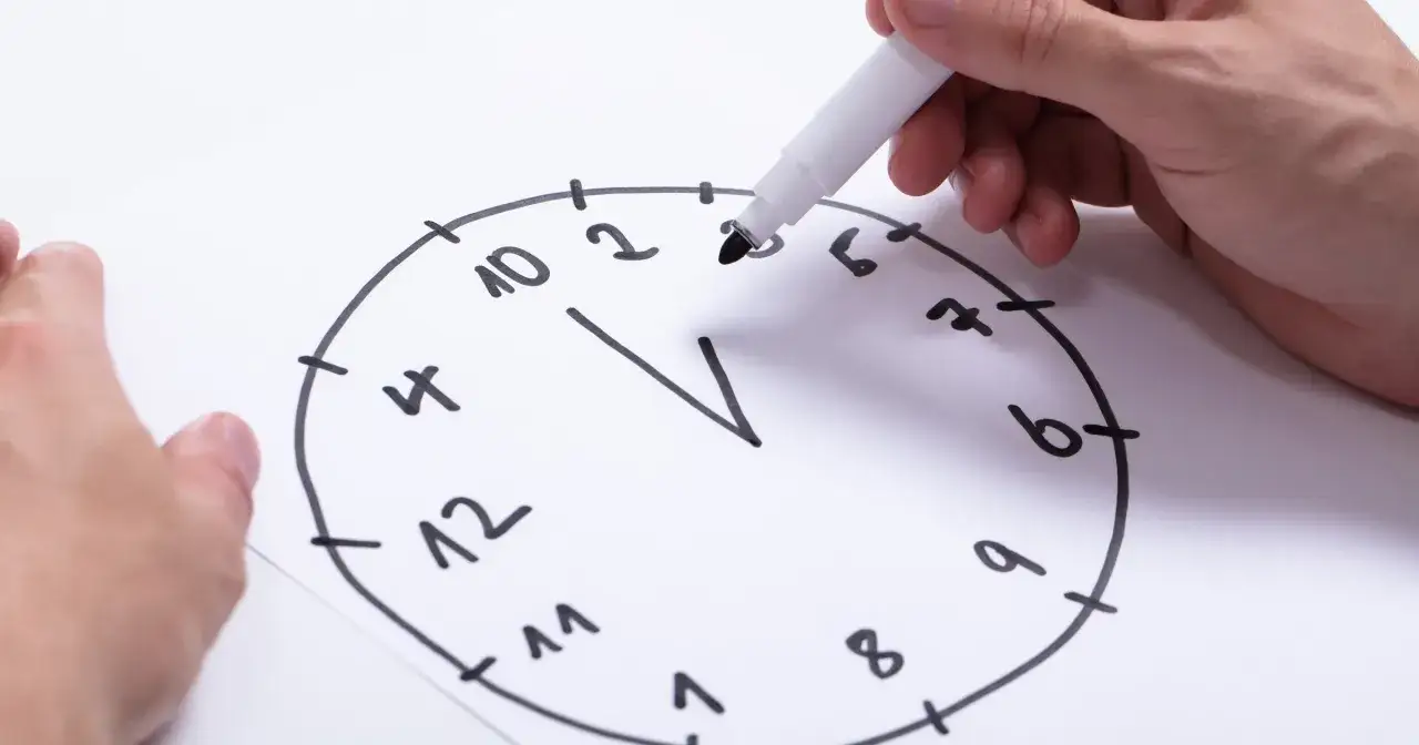 Rysowanie zegara na kartce, jakby to był test na problemy z pamięcią.