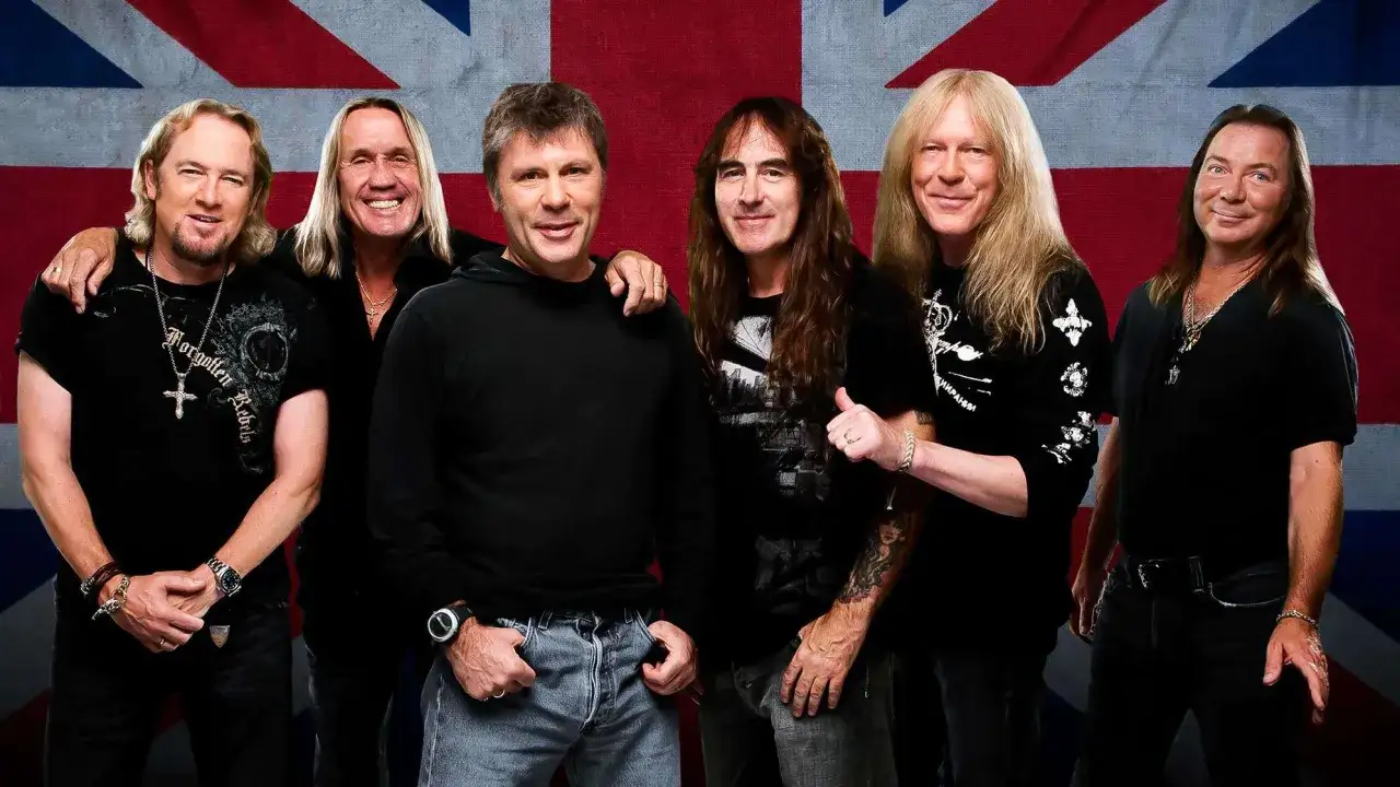 Sechs Musiker von Iron Maiden posieren vor der britischen Flagge.